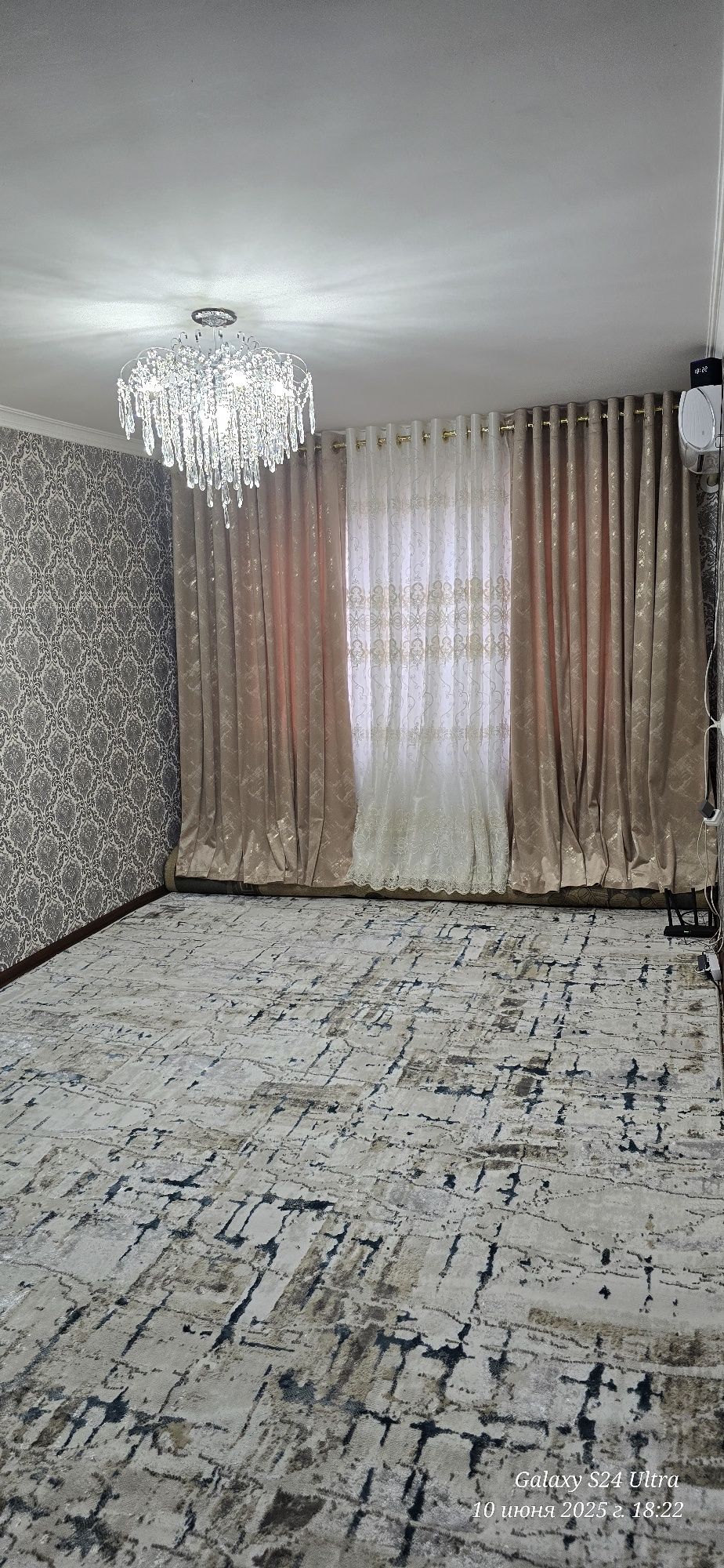 Продаётся 3х  комнатная квартира с обстановкой и с ремонтом,