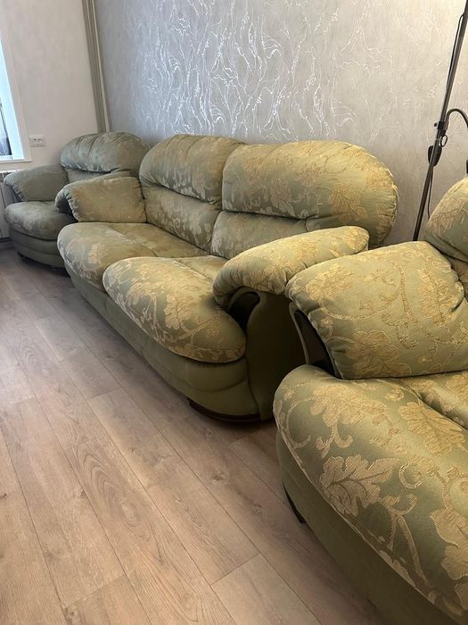Продается Диван с екреслами