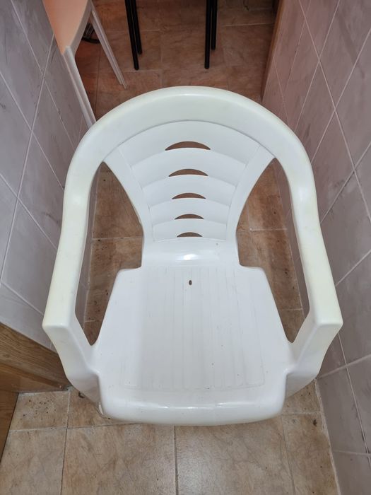 Пластмасови стол с облегалка - 1бр., масичка ниска, 3бр.табуретки