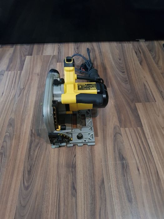 Circular cu plonjare Dewalt DWS 520