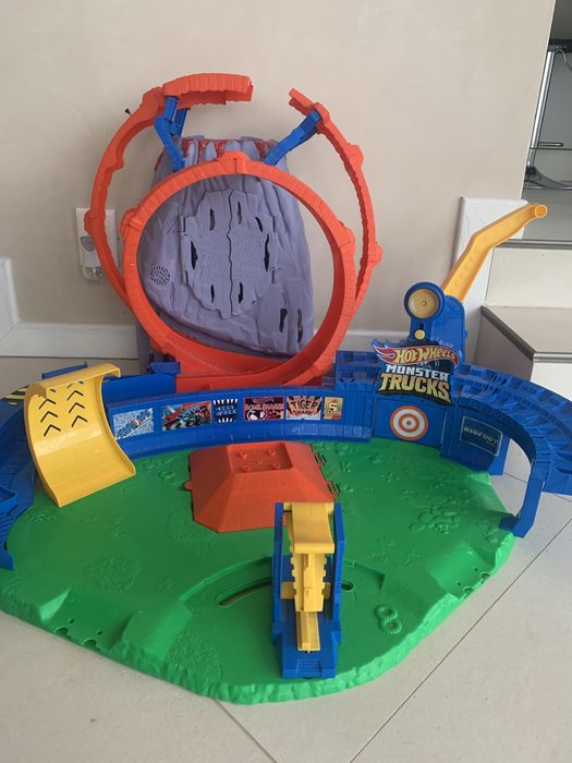 Hot Wheels Monster Trucks T-Rex Volcano