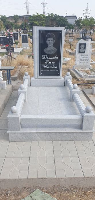 Памятники на кладбище