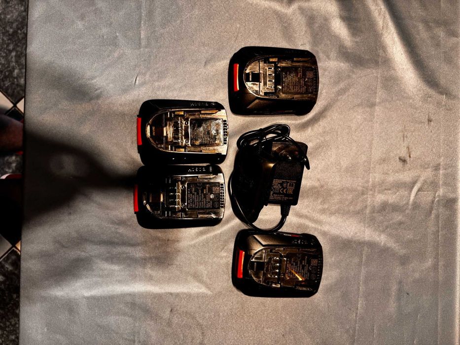 Bosch Universal Drill 18 – 2 mașini, 4 acumulatori, încărcător