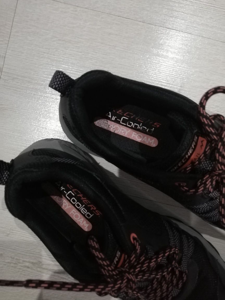 Туристически обувки Skechers за жени