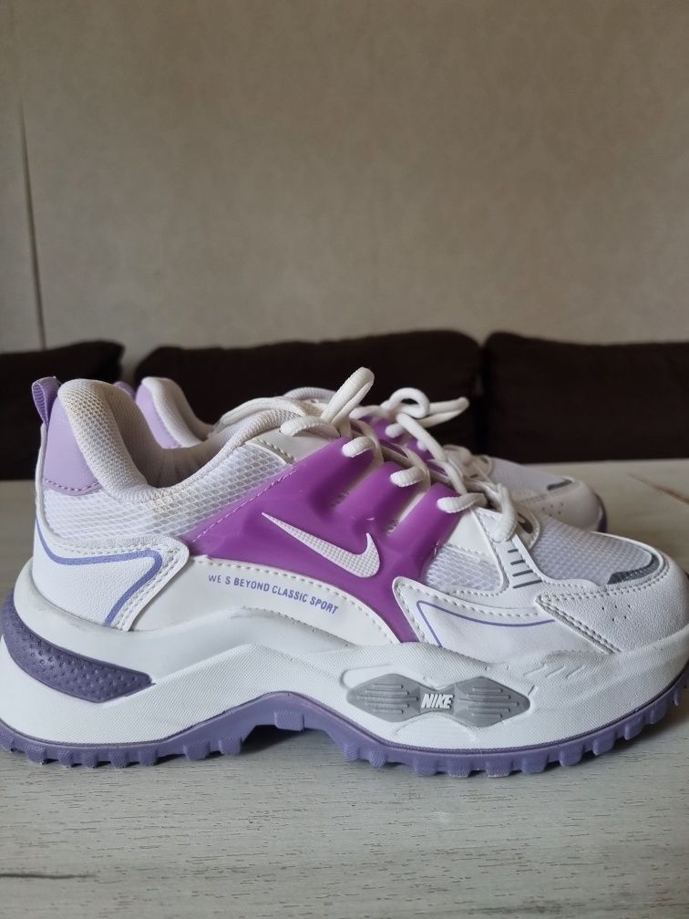 Нови дамски маратонки Nike