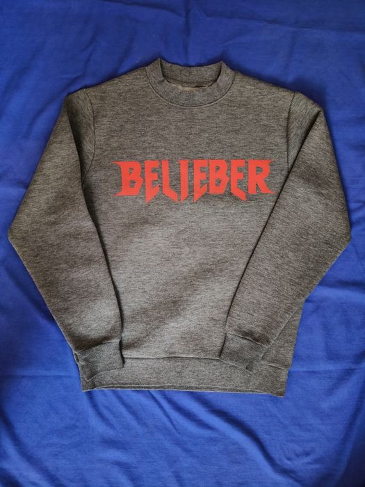 Vând bluza Justin Bieber