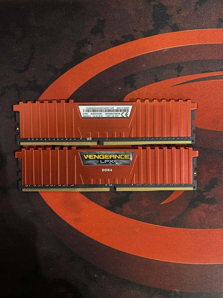 RAM памет Corsair Vengeance 2x4GB Kit - Red 2400Mhz