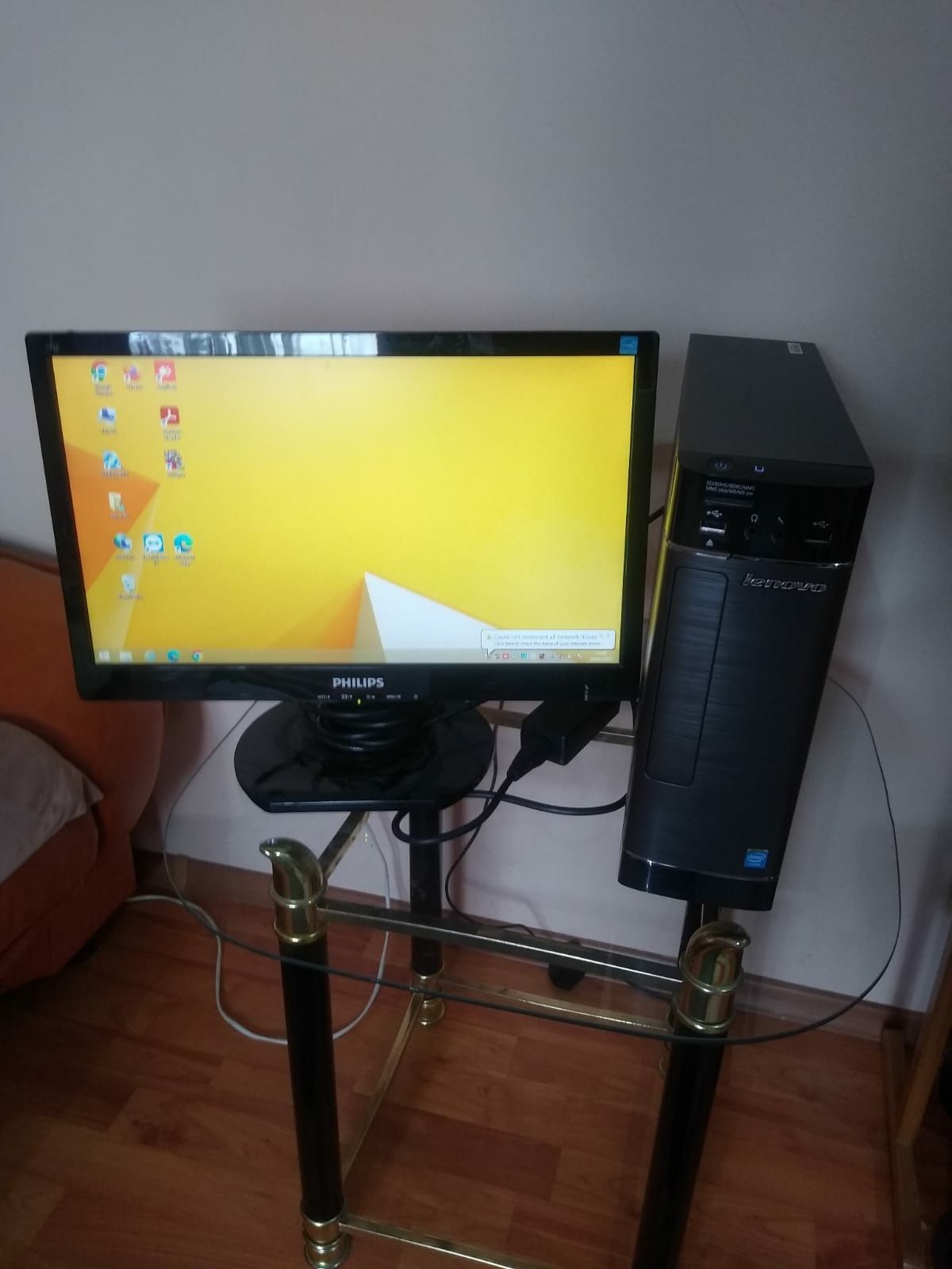 Calculator unitate Lenovo și monitor Philips