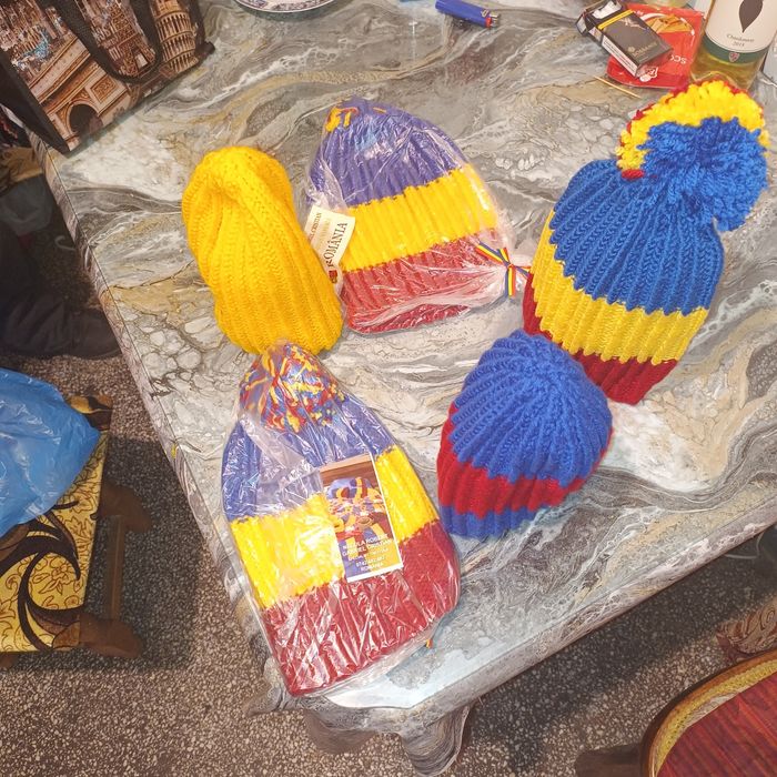 De vânzare căciuli monocolor și multicolor la prețuri accesibile