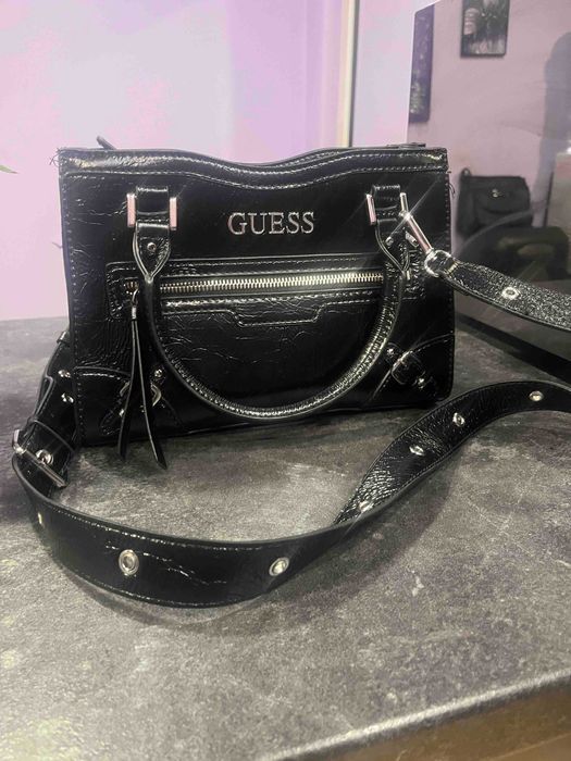 Черна кожена чанта на GUESS