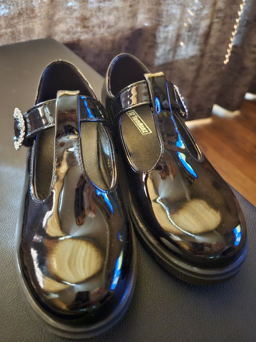 Нови лачени обувки