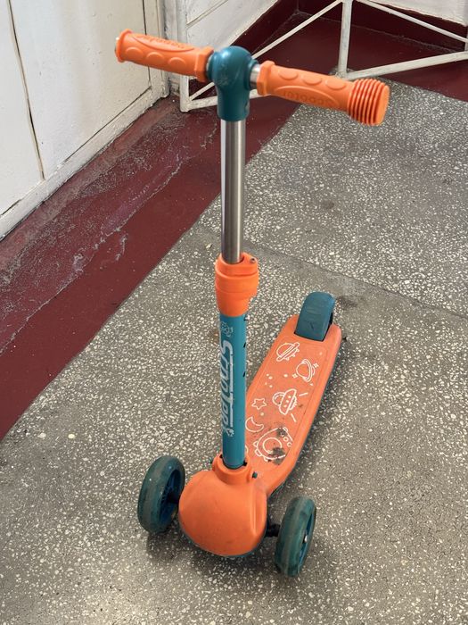 Trotineta copii, cu lumini la rotile din fata