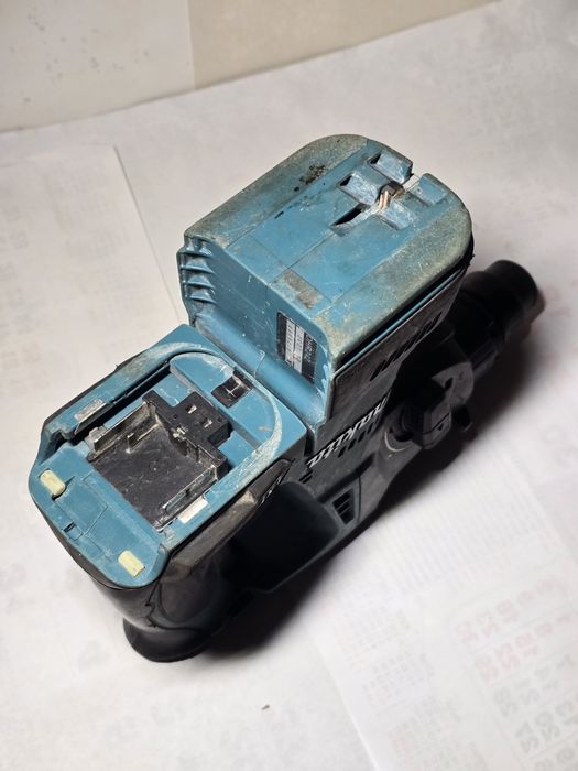 Безчетков перфоратор Makita DHR242