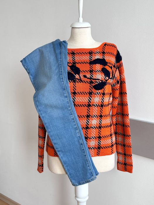 Оранжев пуловер с интересен гръб Intrend Maxmara и деним Levi’s 28