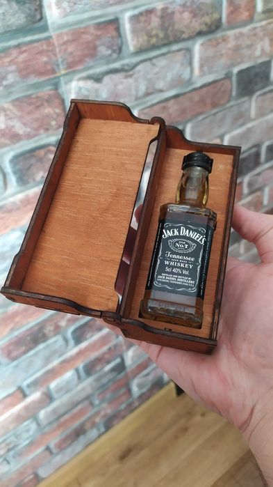 Лазерно изрязана декоративна кутийка за уиски Jack Daniels 50ml