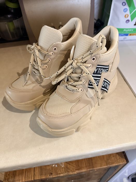 Спортни обувки на платформа