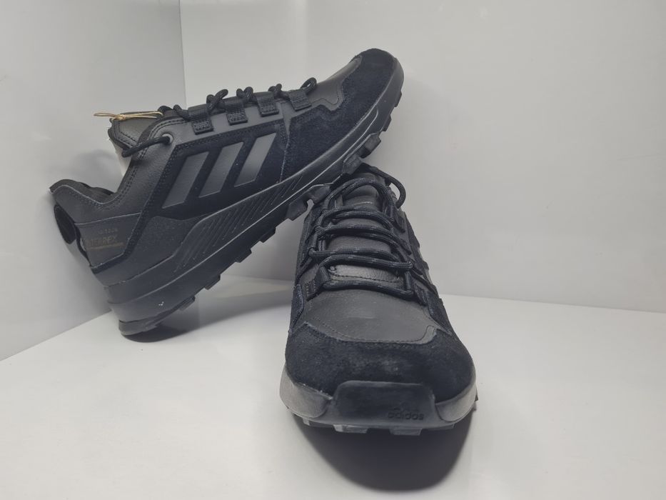 Маратонки Adidas Terrex 

Нови без кутия.

Размер 46 2/3 стелка 30 см.