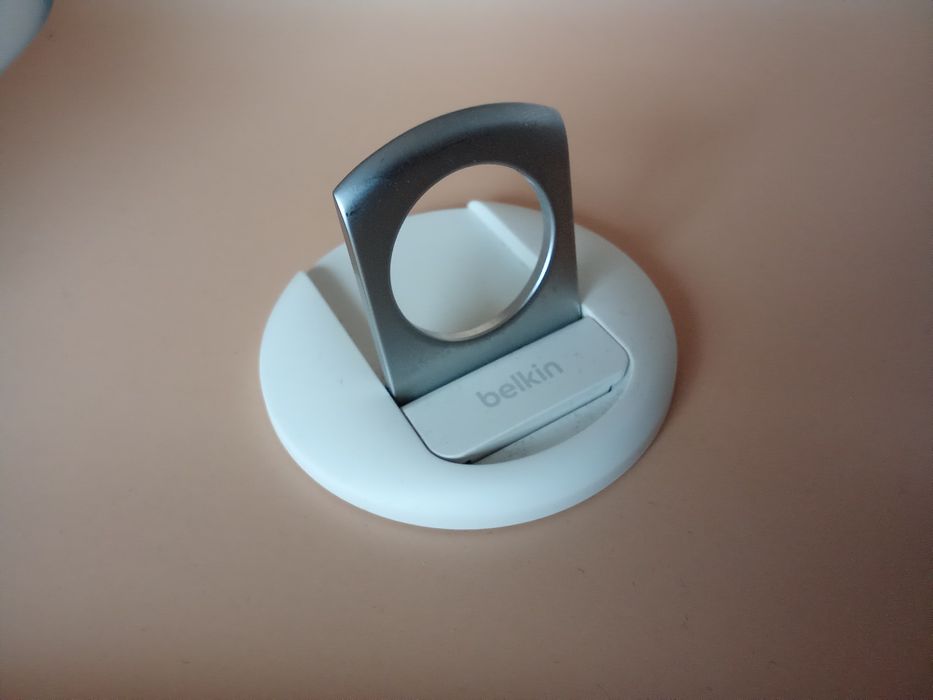 Стойка за iPhone за MacBook компютър лаптоп магнитна с MagSafe Belkin