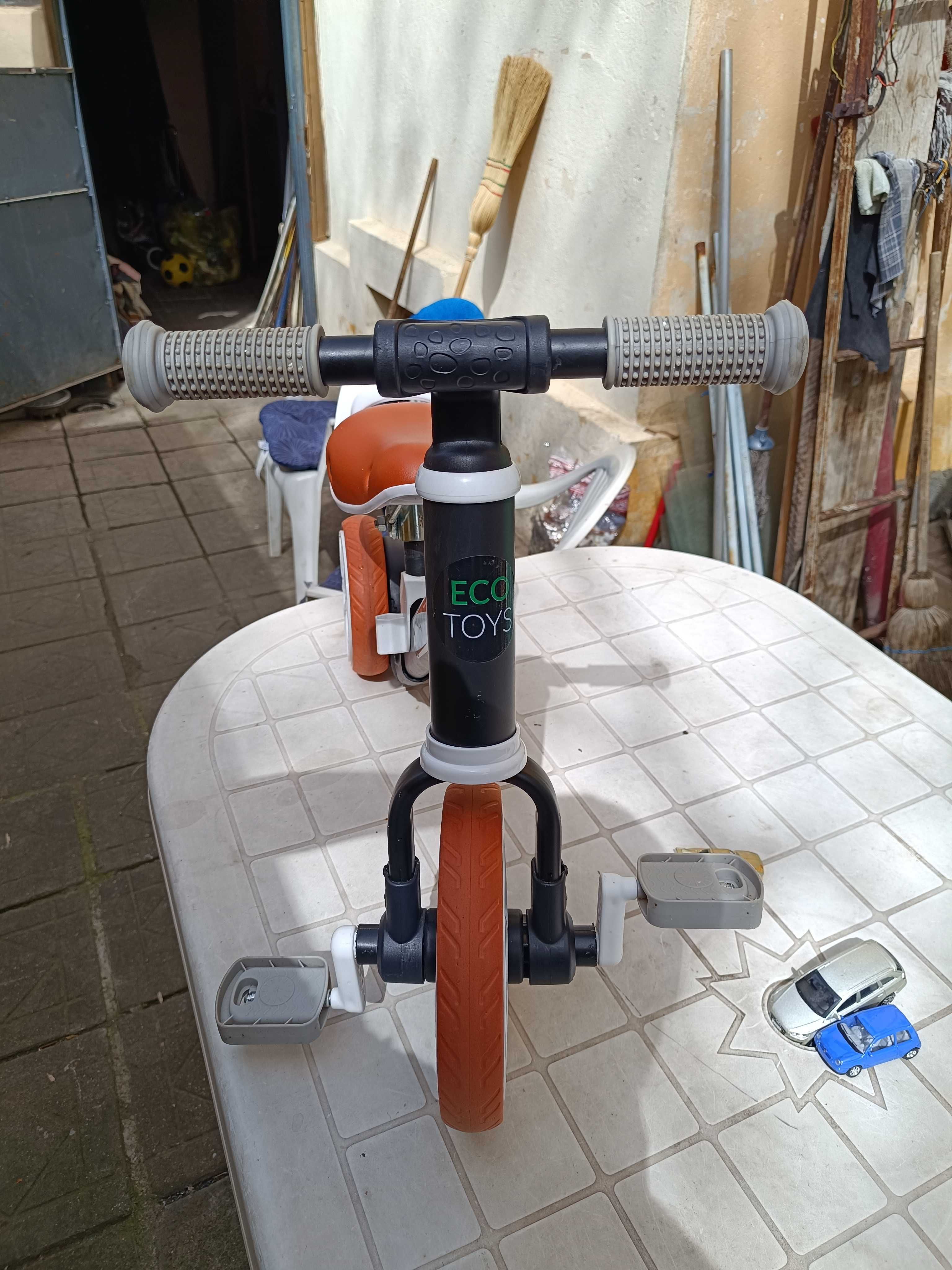 Tricicleta Bicicleta cu pedale detasabile Ecotoys. In stare Excelenta
