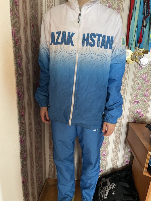 Продам Спортивный костюм,одевали один раз,покупали за 32 тысячи