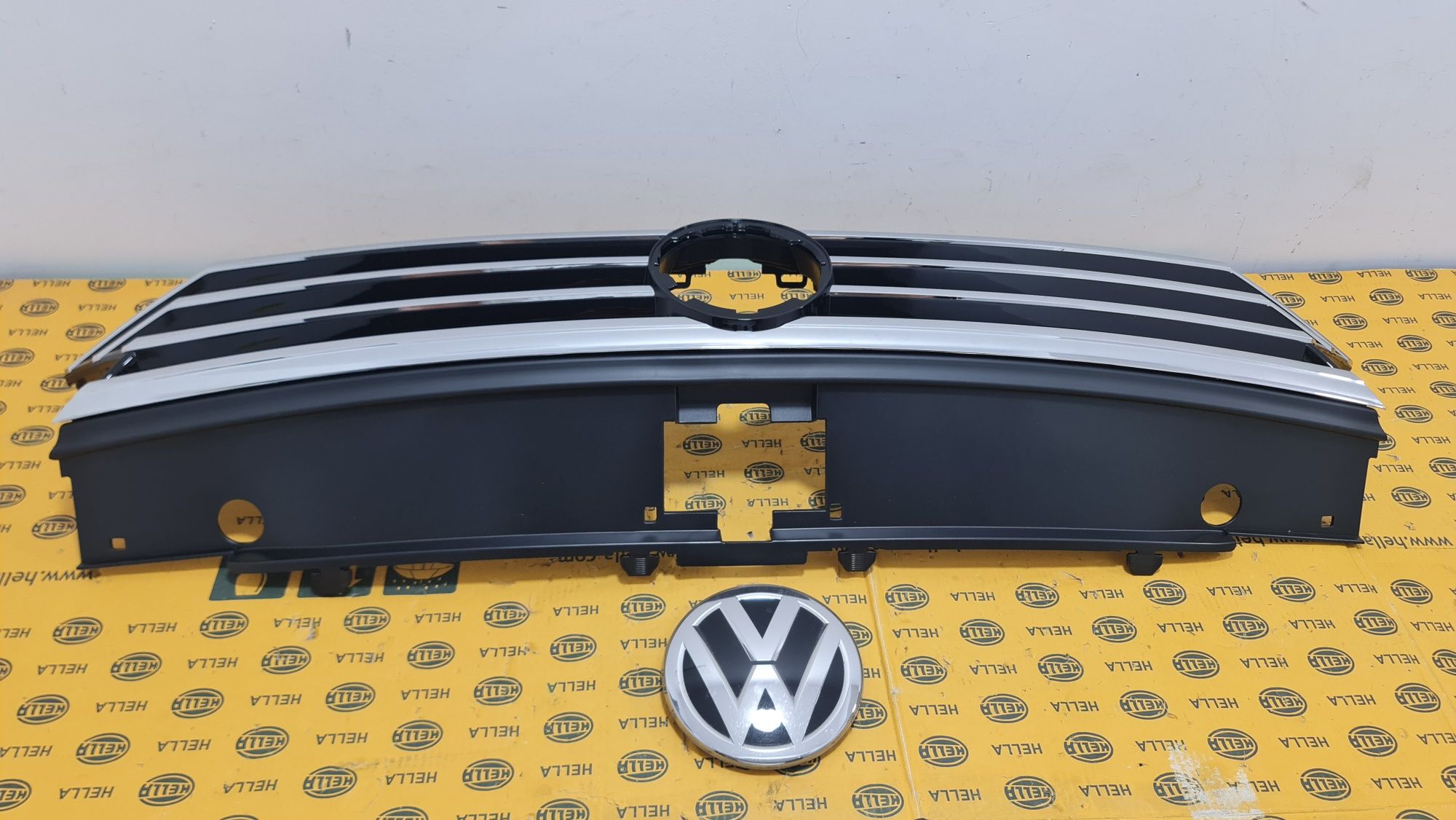 Grila masca radiator bara fata emblema radar distronic VW Passat b8