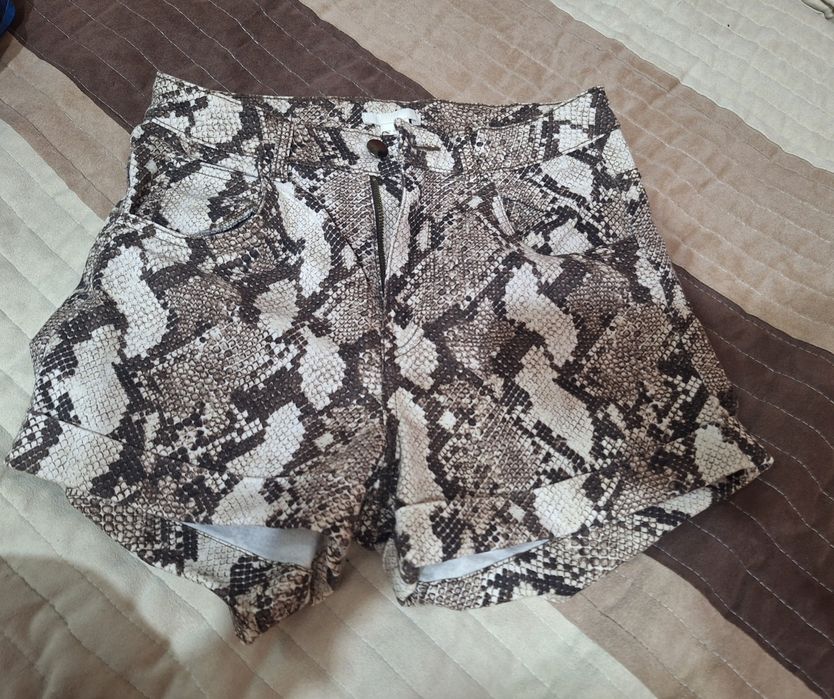 Rochie Pull&Bear, pantaloni animal print H&M