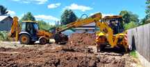 buldoexcavator cu picon de inchiriat , defrisari , demolari