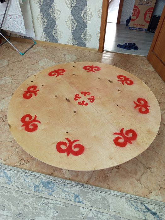 Продам кгуглый стол