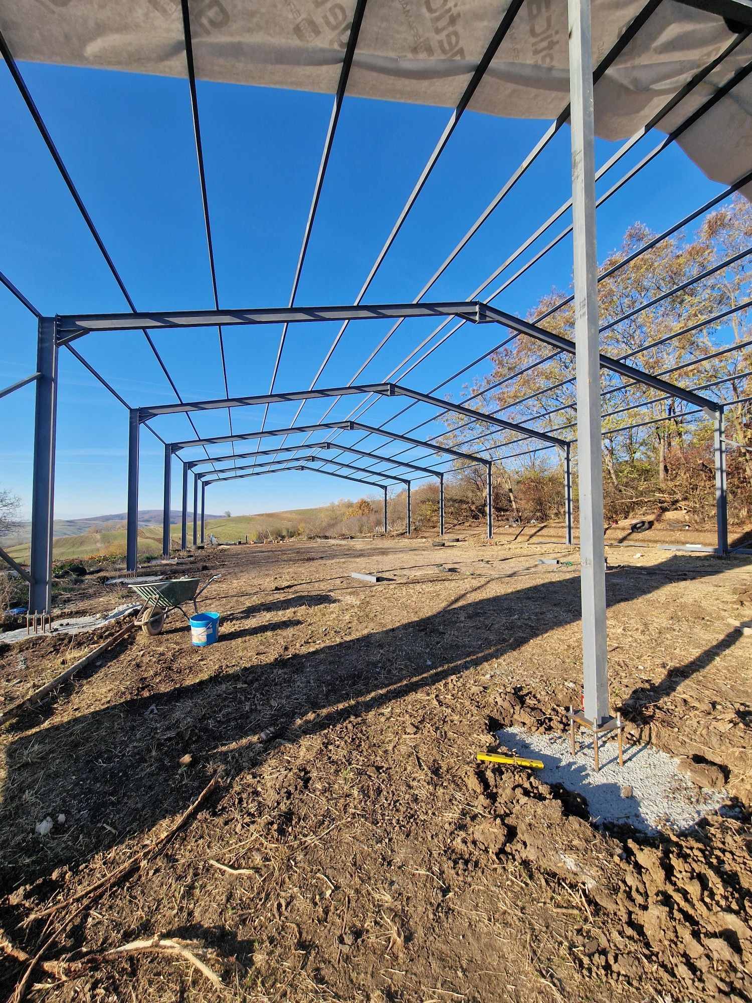Vând structura metalica 14 stâlpi și 7 ferme