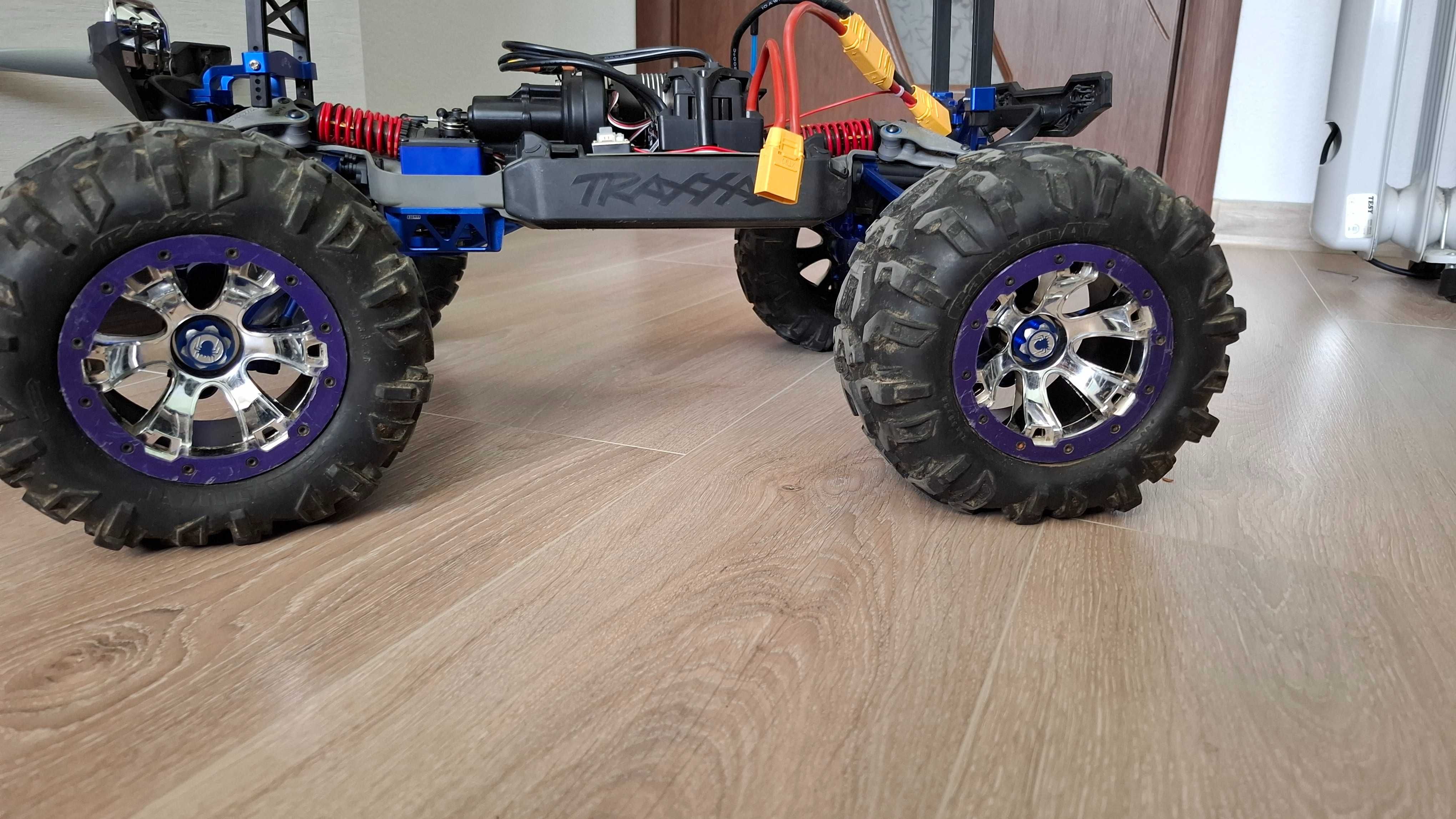 Тунингован Traxxas Summit Brushless с много допълнителни аксесоари