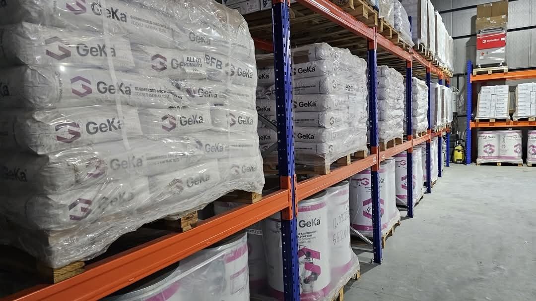 Rafturi metalice industriale pentru depozitare mărfuri grele