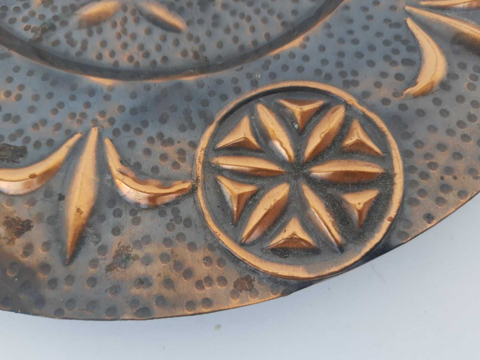 Стара медна чиния за стена с орнаменти
