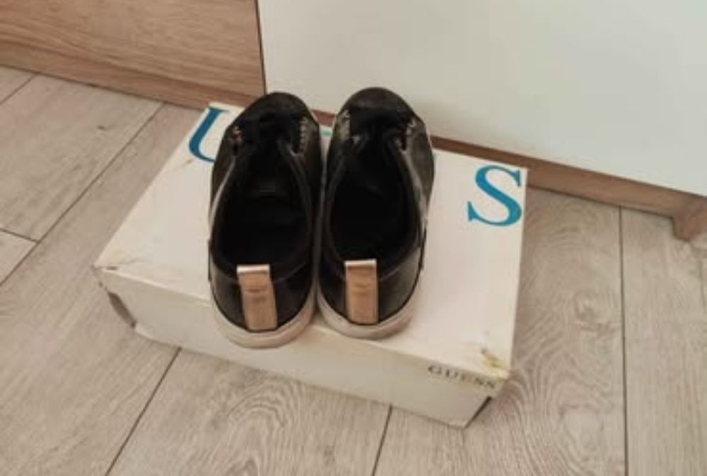Оригинални черни дамски кецове Guess В отлично състояние. 36 номер. С
