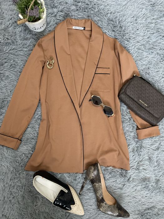 Девочки , налетайте ! Пиджаки , жакеты , жилетка . Бренд , дешево! С-м