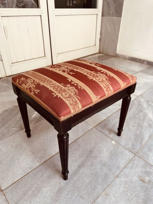 Класическа винтидж табуретка / пуф