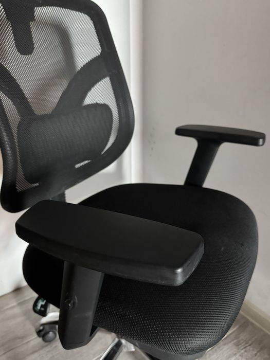 Продавам ергономичен офис стол.