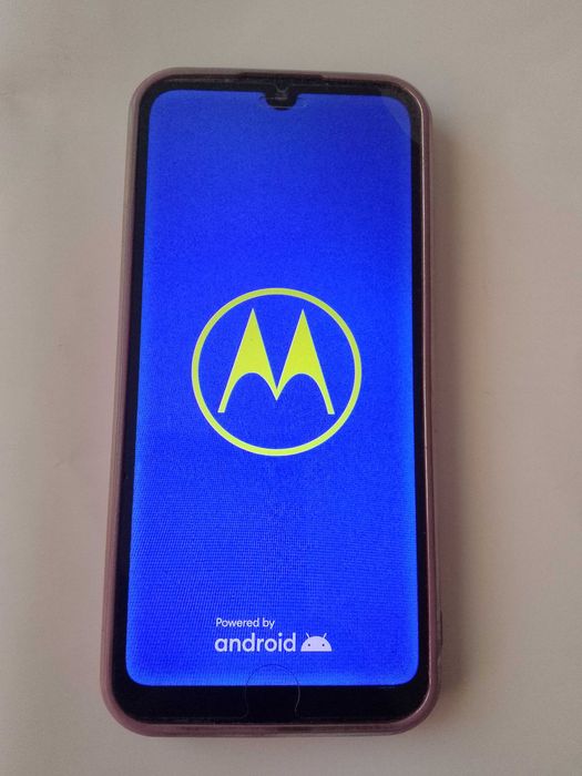 Моторола E6s - 32 GB/12 mp) в отлично състояние (+кабел +кейс)