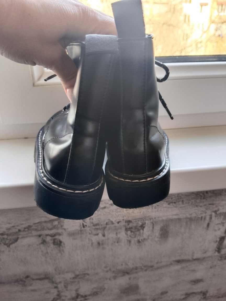 Продам на девочку ботинки теплые H&M