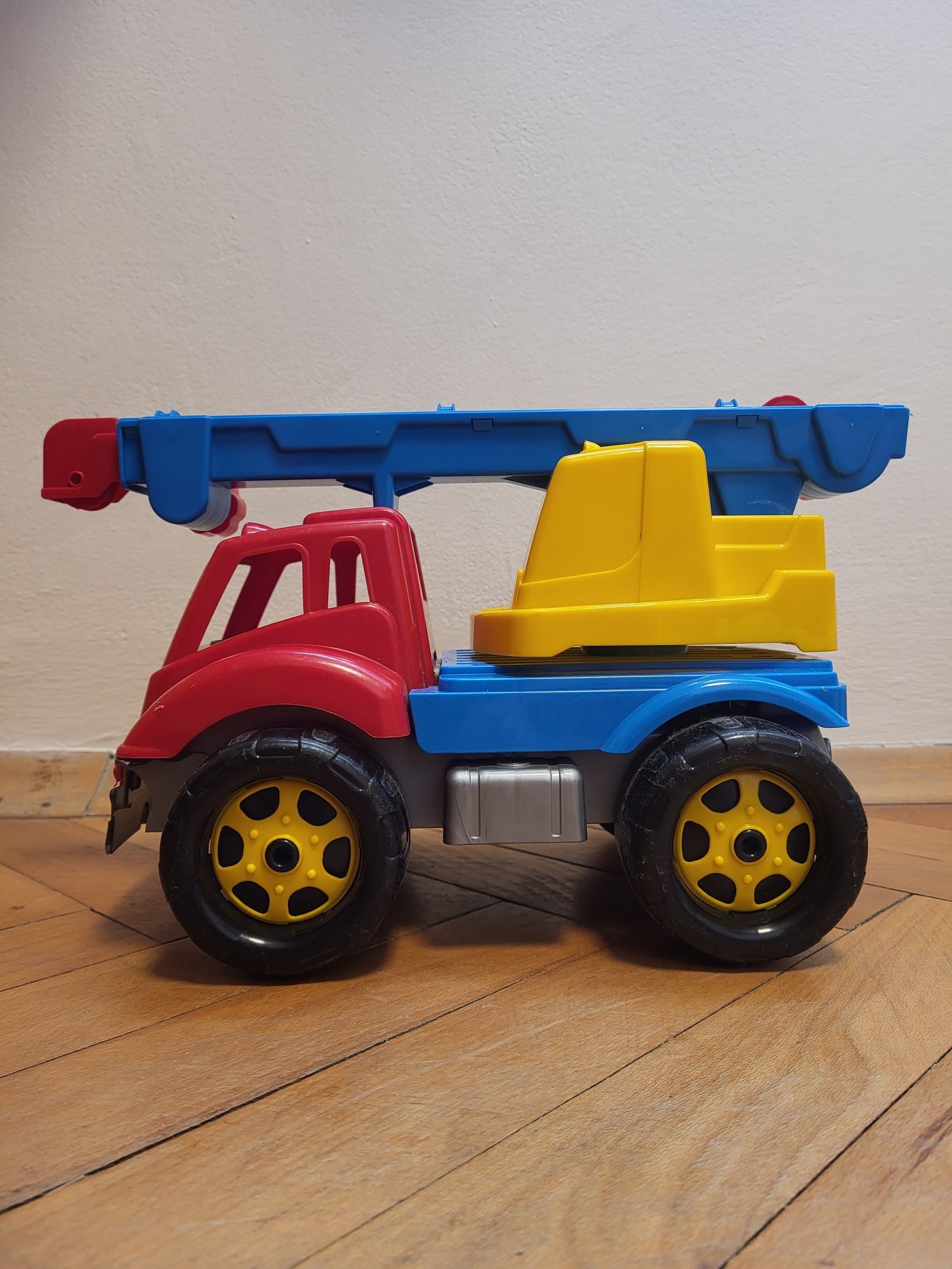 Детска играчка камионче(кран)