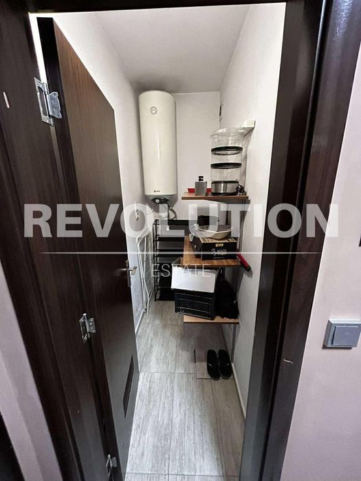 Тристаен апартамент в района на Възраждане 1!