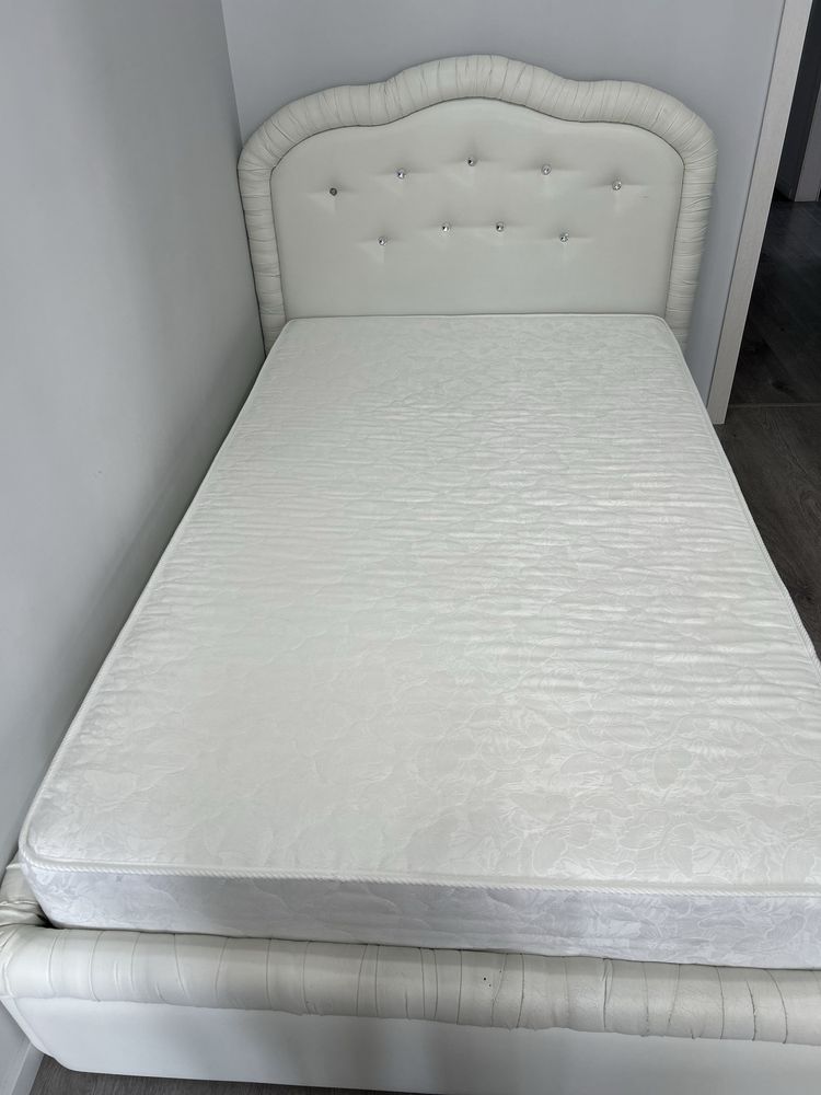 Продам спальную кровать
