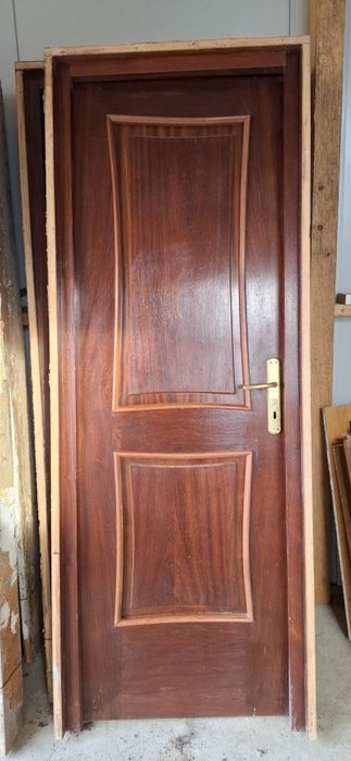 Usi din lemn masiv