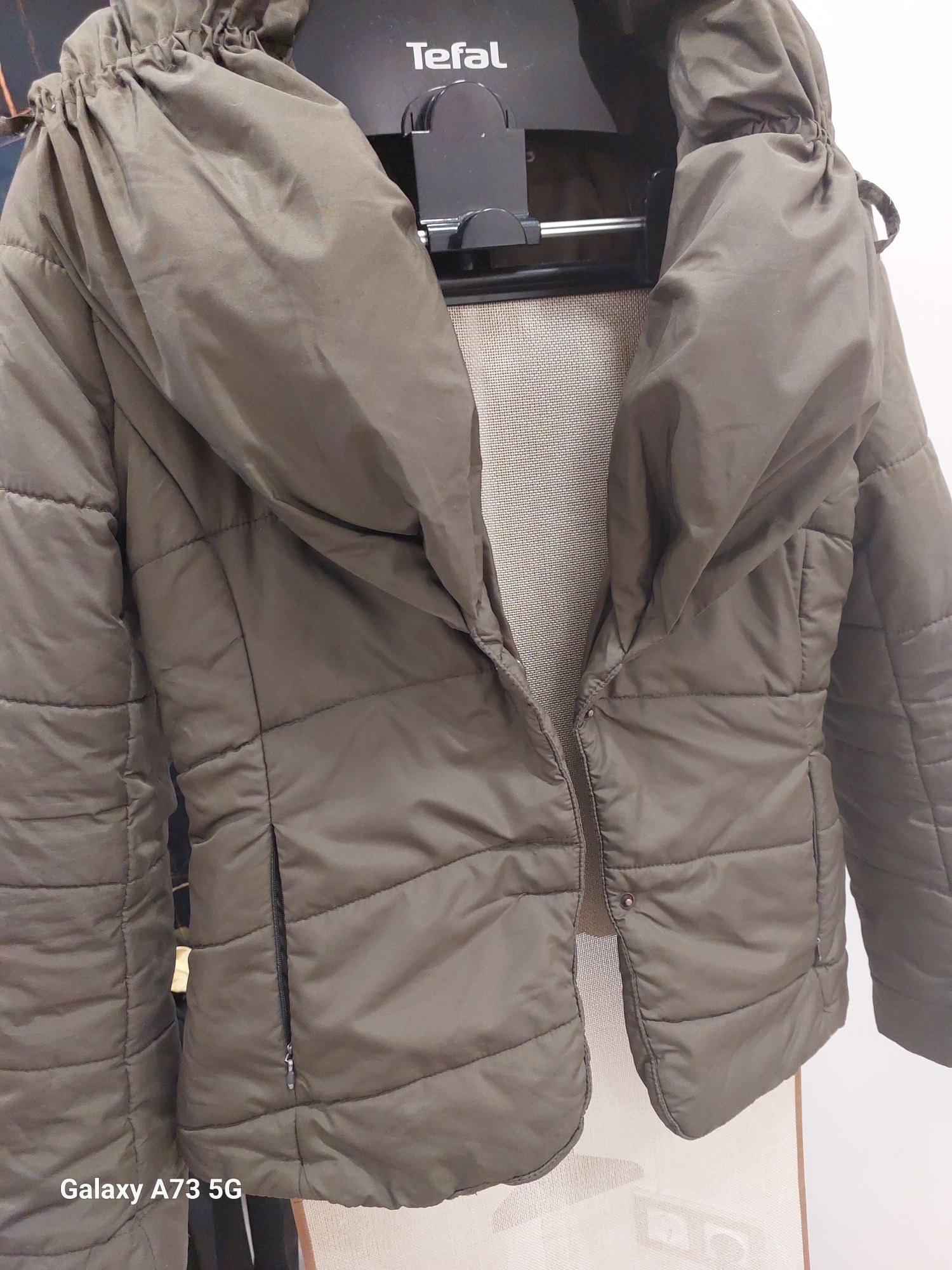 Куртка стеганая, укороченная, с воротником на пуху. 15 тыс тенге