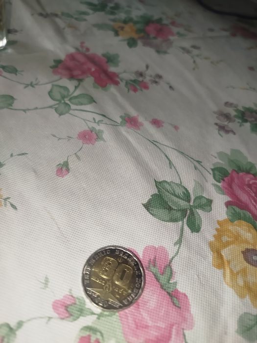 Продам монету номиналом 200 тг 80 лет победы