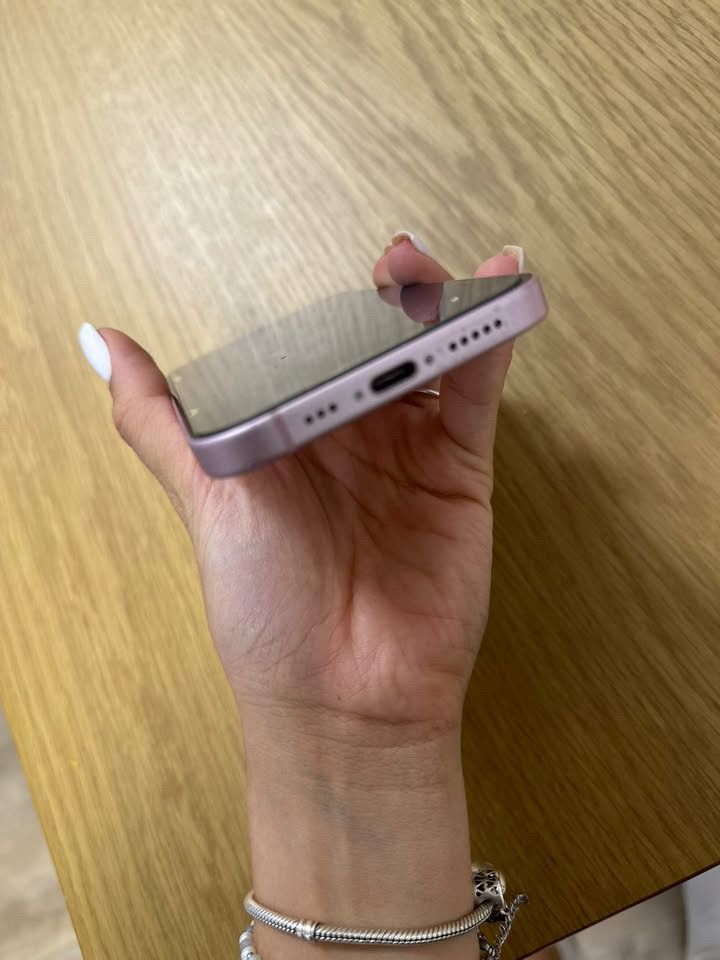 Iphone 15 розов като нов
