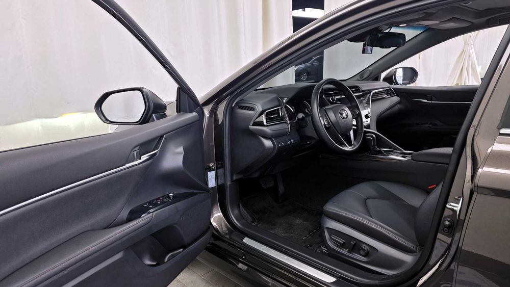 Toyota Camry 2.5 XLE Hybrid   31