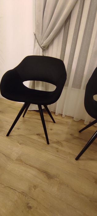 Vând 4 scaune sufragerie.