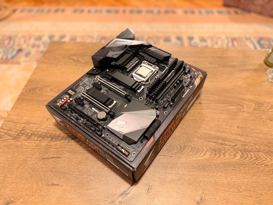 Vand placa de baza Aorus Z390 Pro Wifi cu 32GB RAM DDR4