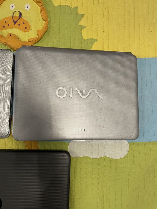 3 laptop uri ,2 perechi de casti si o tableta vodafone