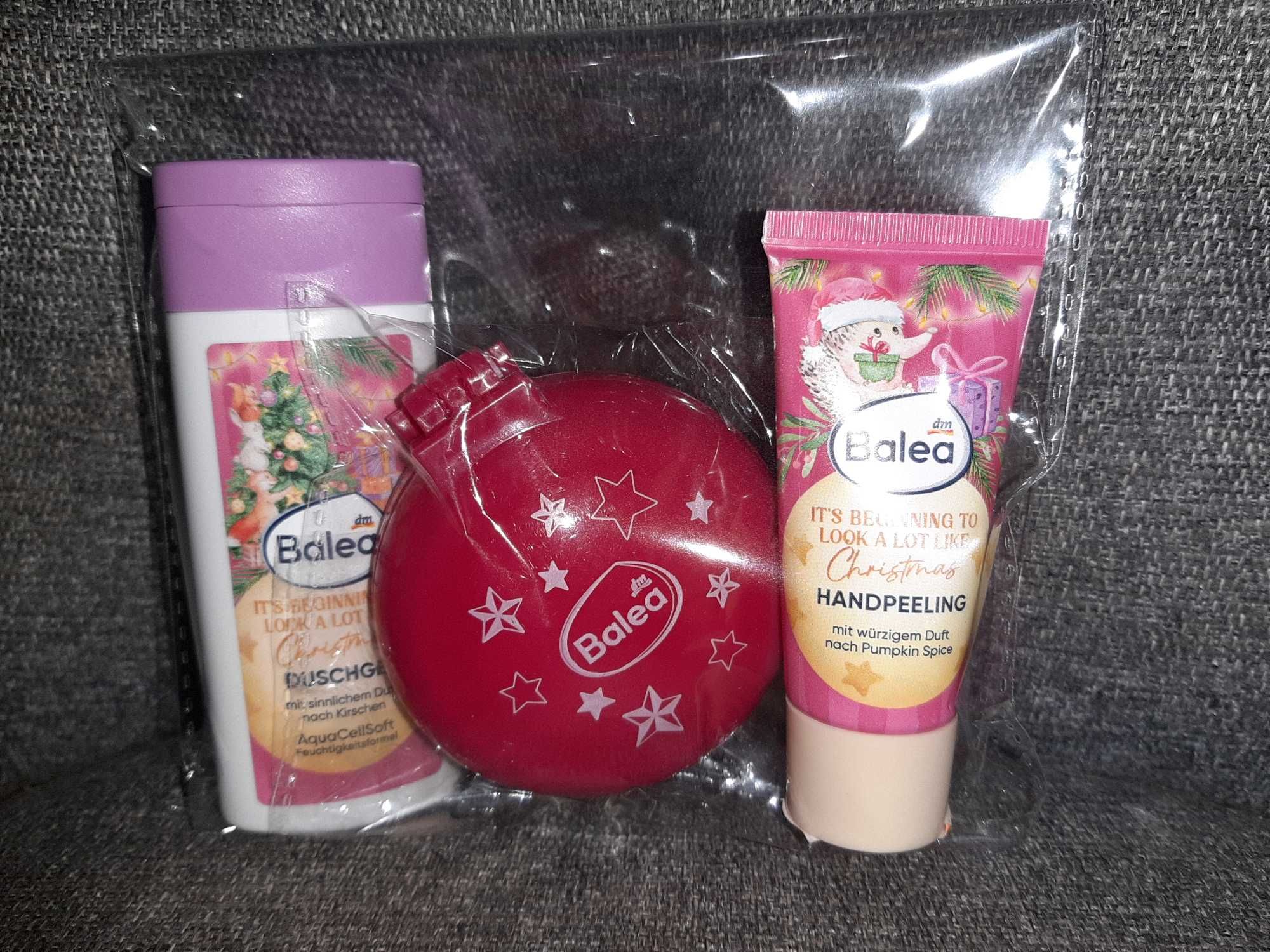 Set cosmetice Christmas Balea cu perie de poseta si produse de voiaj